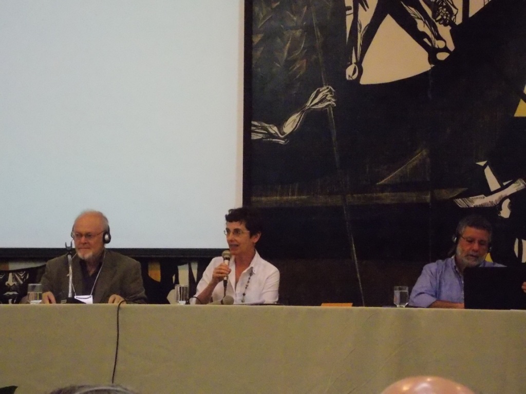 A primeira mesa redonda do Colóquio tratou do letramento ligado às questões sociais. Brian Street, da universidade britânica King´s College, apresentou o questionamento “que tipo de letramento, para qual propósito?”, ao lidar com os letramentos sob uma perspectiva etnográfica, que leva em conta o contexto social e como as pessoas se relacionam com a cultura escrita. O professor da Ohio State University David Bloome apresentou um estudo de caso de duas escolas nos Estados Unidos, com alunos de origem socioeconômica distinta, relacionando essa questão com a forma como as duas turmas se relacionaram com determinado livro e seus personagens.